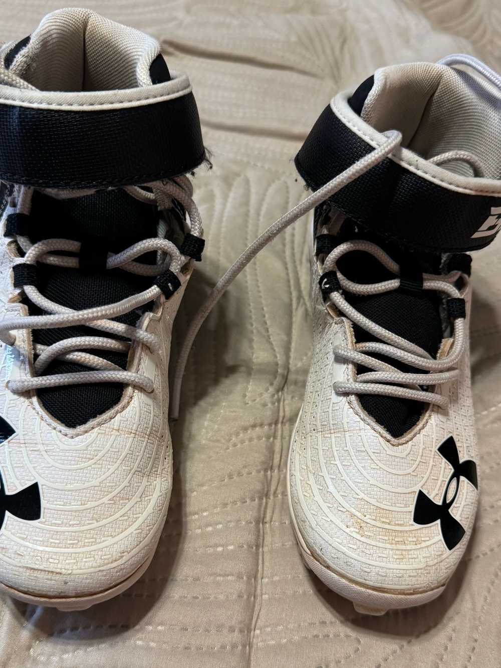 Under Armour Kids/Boys  White and Black High-Top Baseball/Softball Cleats Sz 3Y